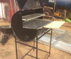 Charcoal grill/ barbecue