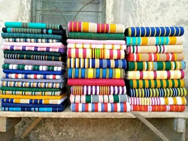 Weaving clothes ( northern kente)